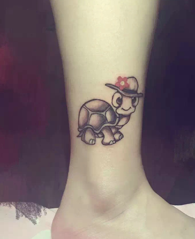 裸脚处头戴帽子的小乌龟纹身图案