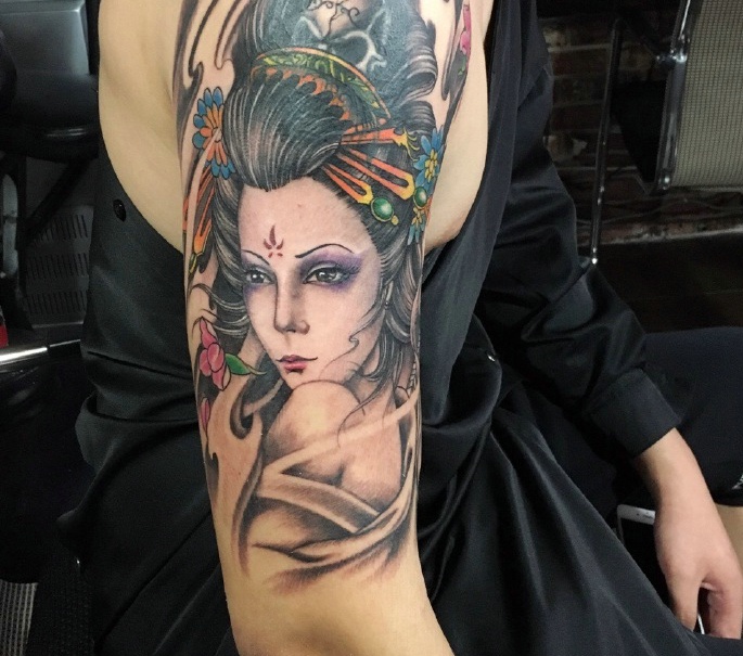 一枚老传统花妓手臂纹身图案