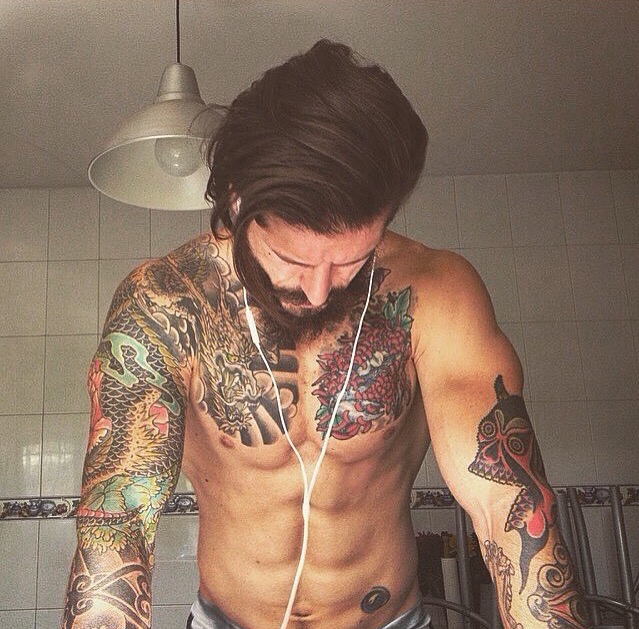 个性型男有着魅力的纹身图案