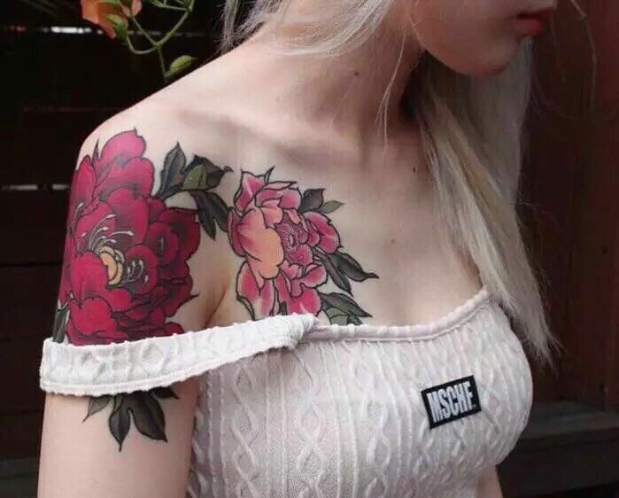 欧美女性的性感牡丹花纹身图案