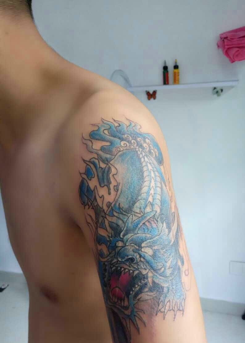 手臂老传统蓝麒麟纹身图案霸气十足