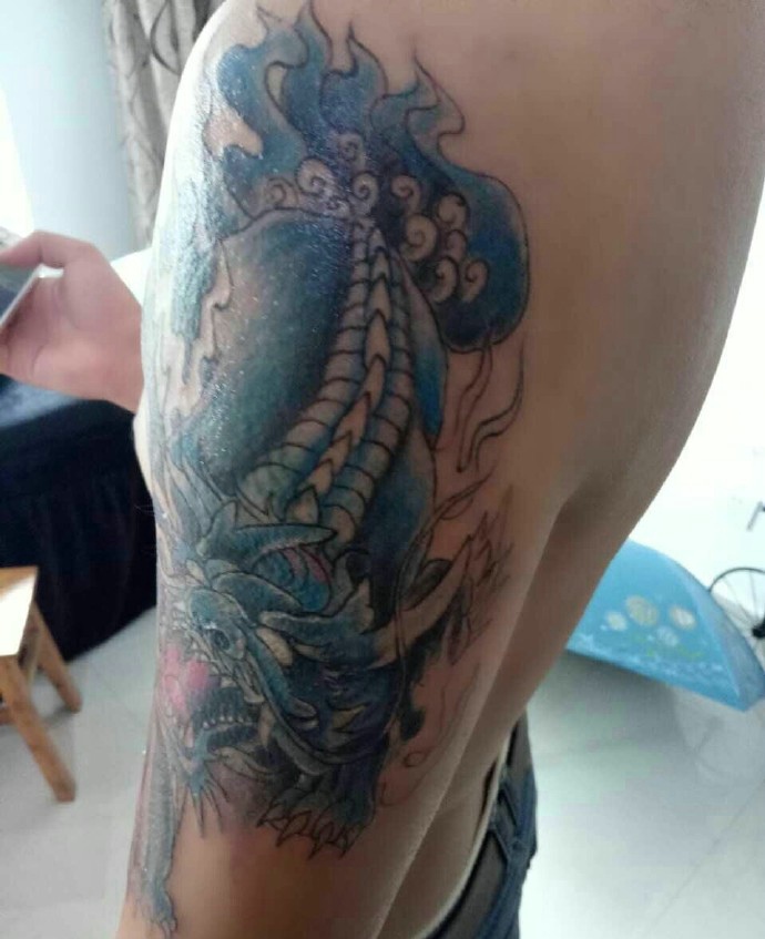 手臂老传统蓝麒麟纹身图案霸气十足