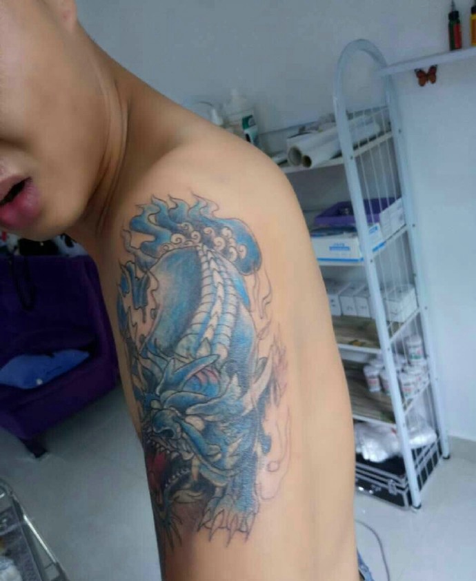 手臂老传统蓝麒麟纹身图案霸气十足