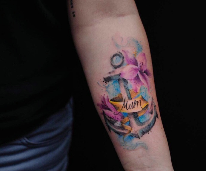 一组适合女孩的水彩花朵纹身图案