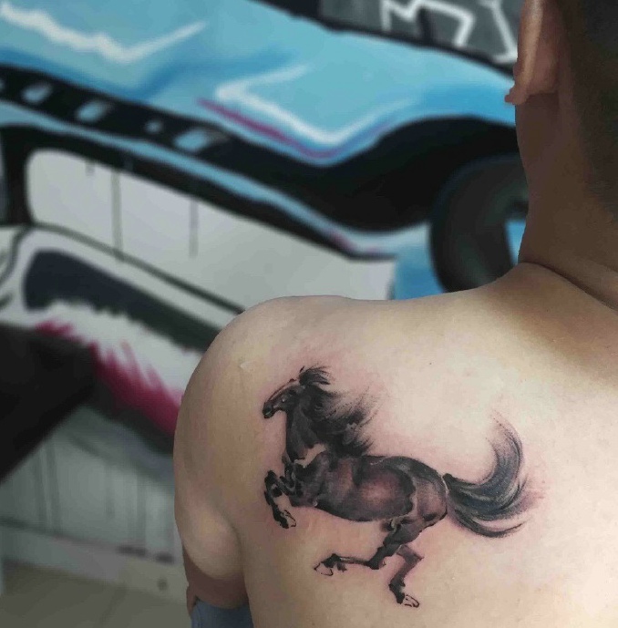 后背一匹奔跑的骏马纹身图案