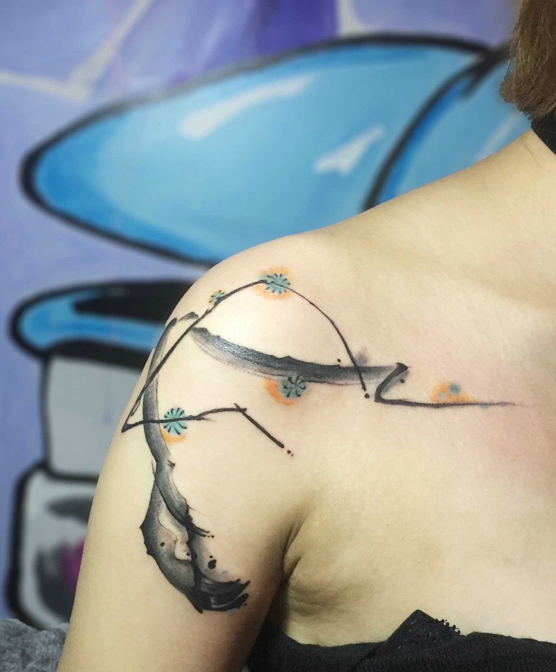 绕着香肩上的个性有创意纹身图案