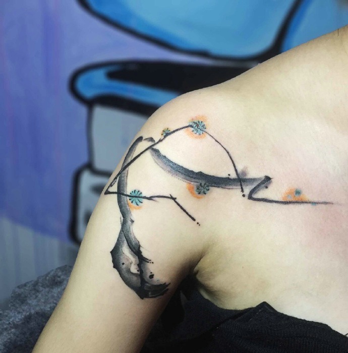 绕着香肩上的个性有创意纹身图案