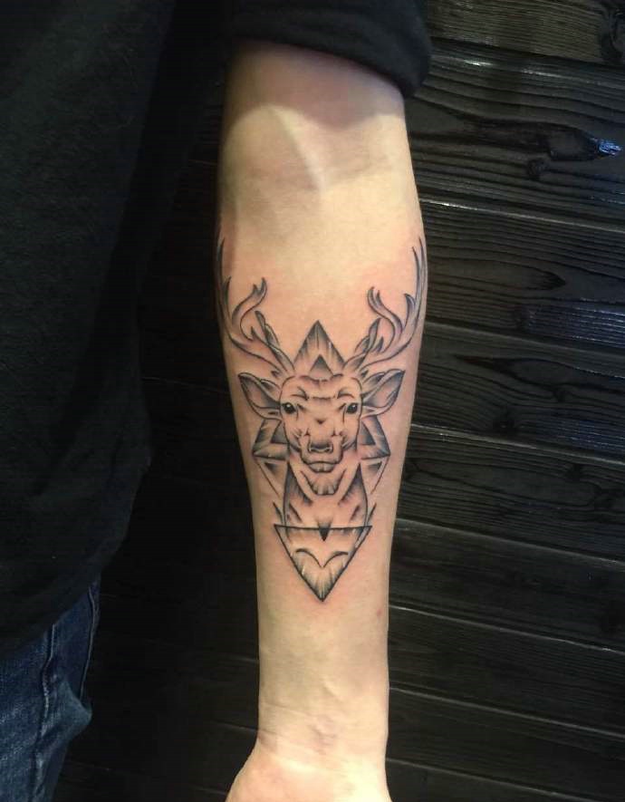 手臂几何小鹿纹身刺青很别致