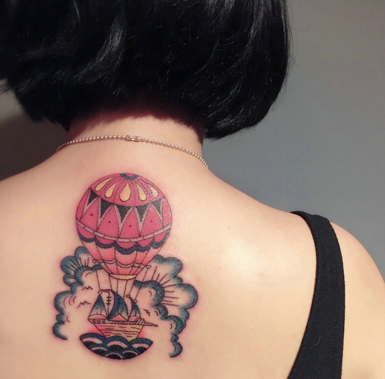 短发女生后背彩色图腾纹身图案