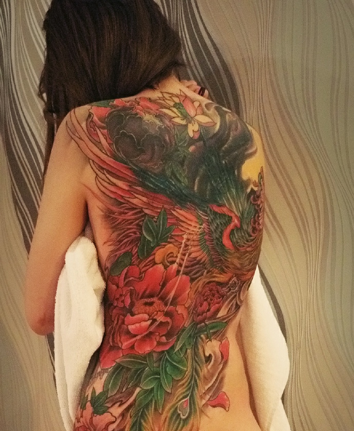 亮瞎双眼的满背七彩凤凰纹身图案