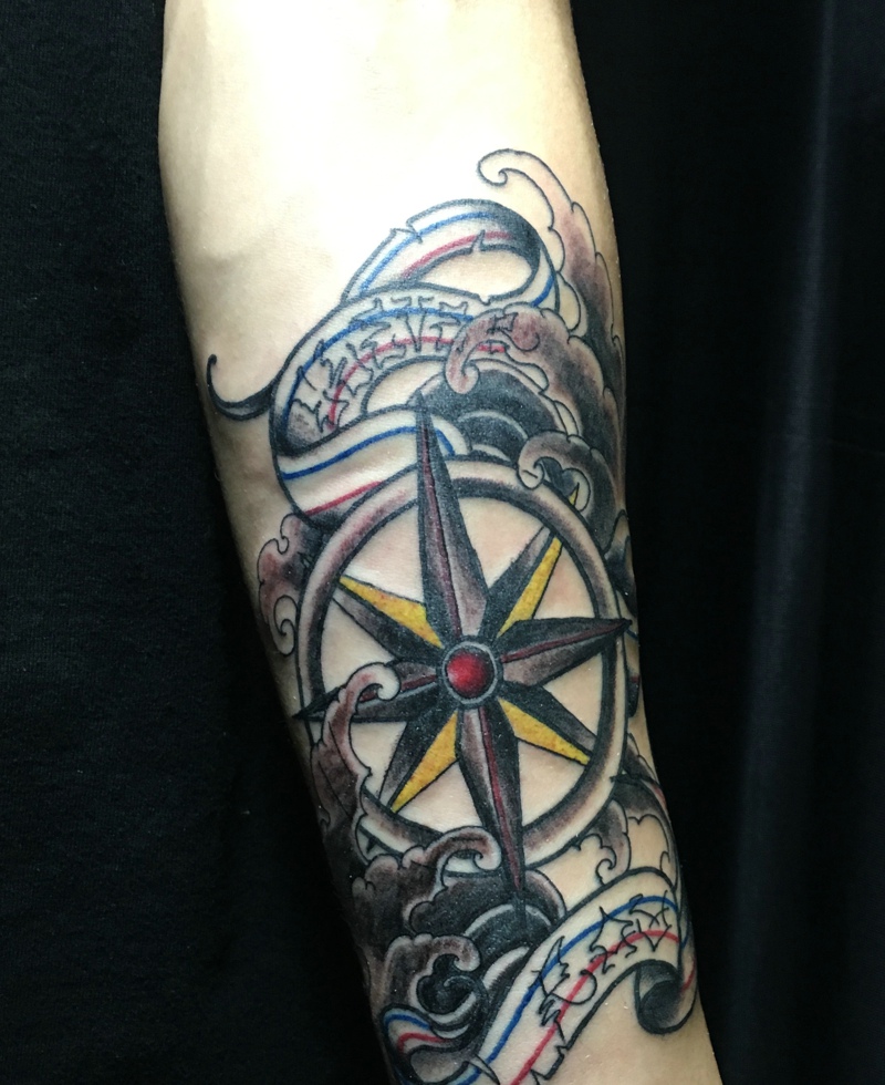 手臂指南针纹身图案很有个性