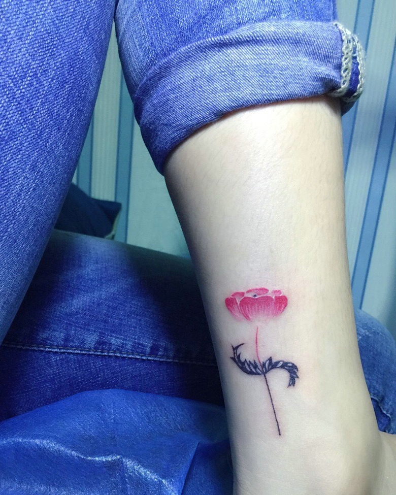 裸脚小清新花朵纹身刺青很优美