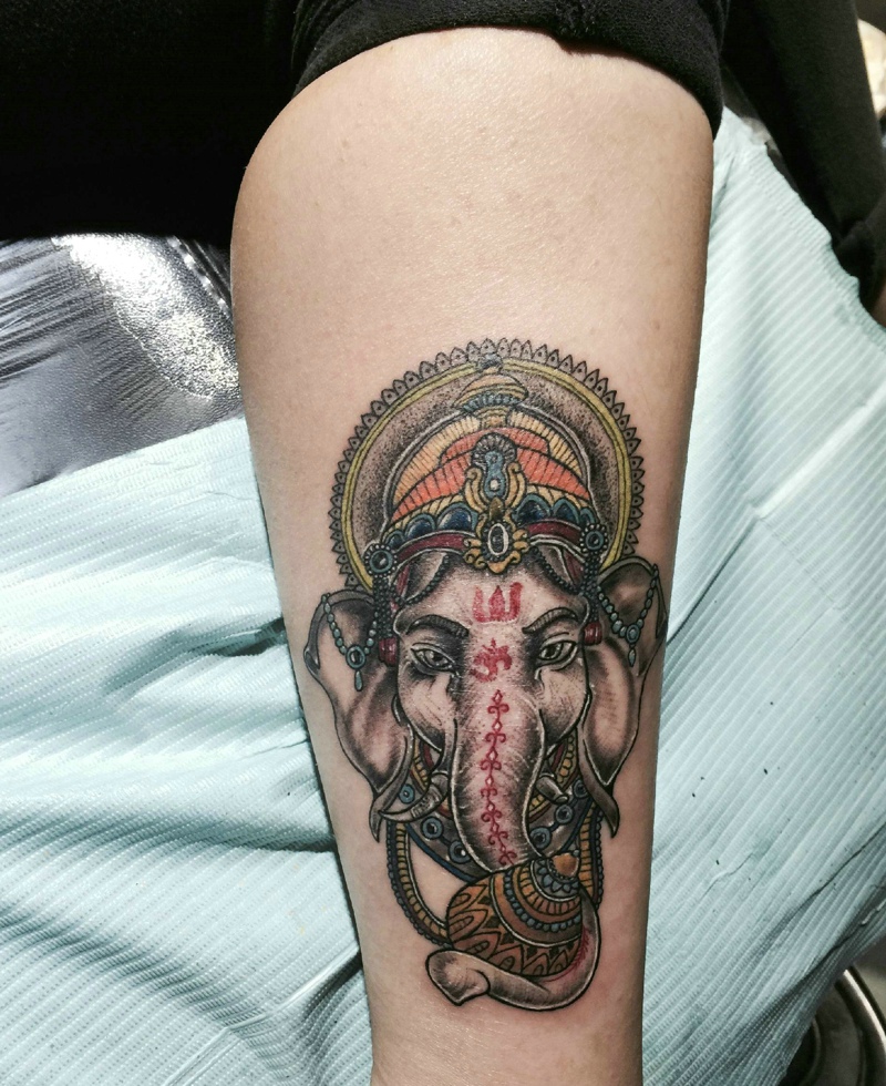 小腿处的小象神纹身图案