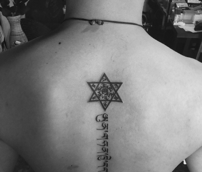 脊椎部几何与梵文一起的纹身图案