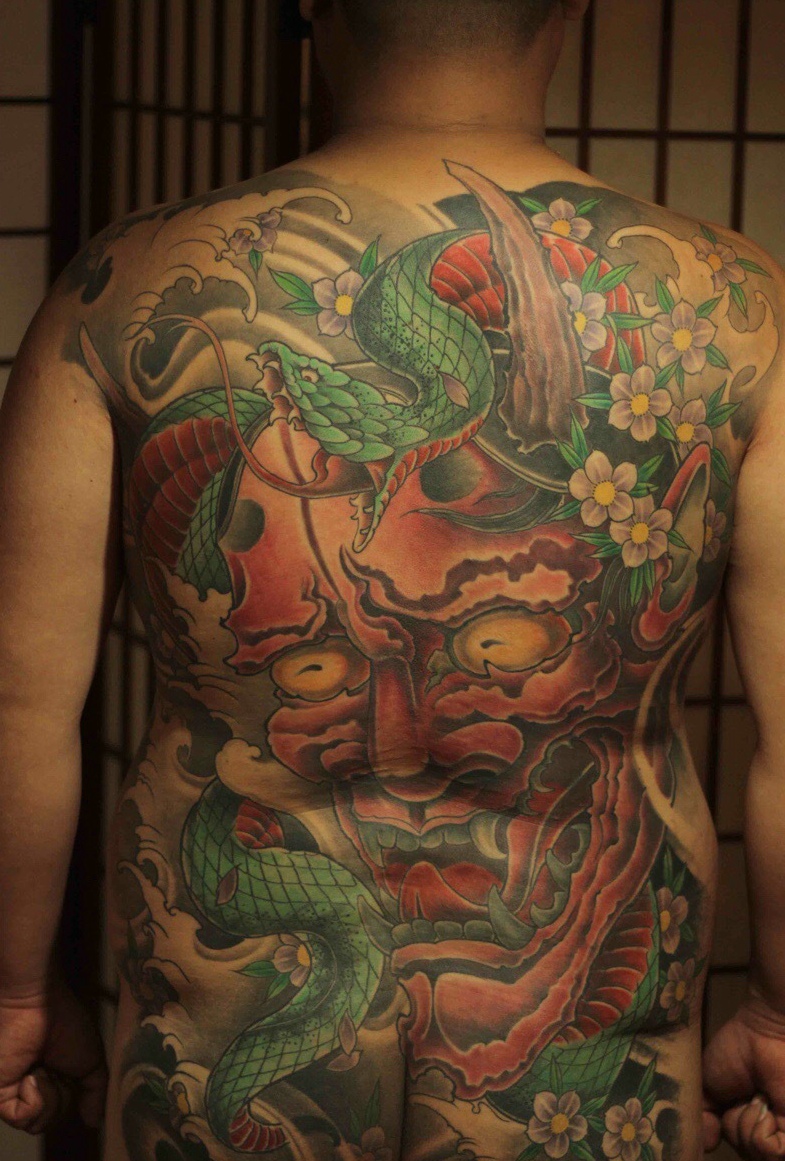 满背彩色大般若与蛇的纹身图案