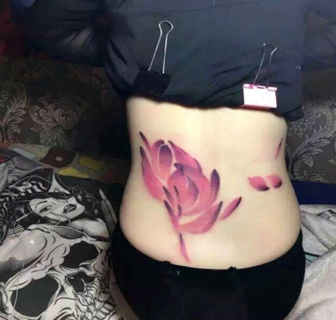 一组适合女孩的美丽荷花纹身图案