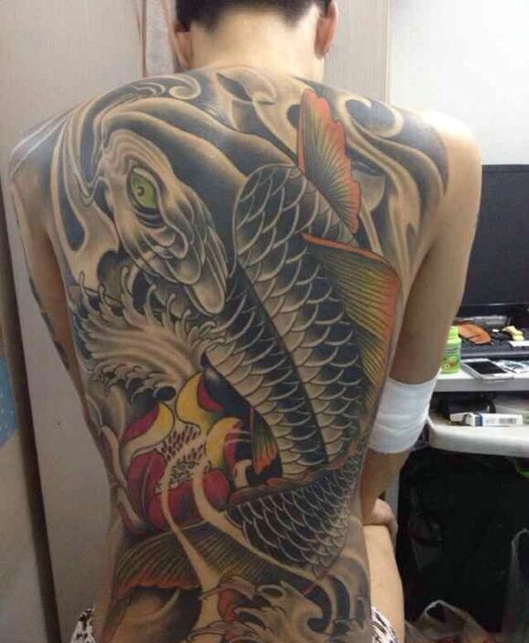 遮盖满背的大鲤鱼纹身图案活力十足