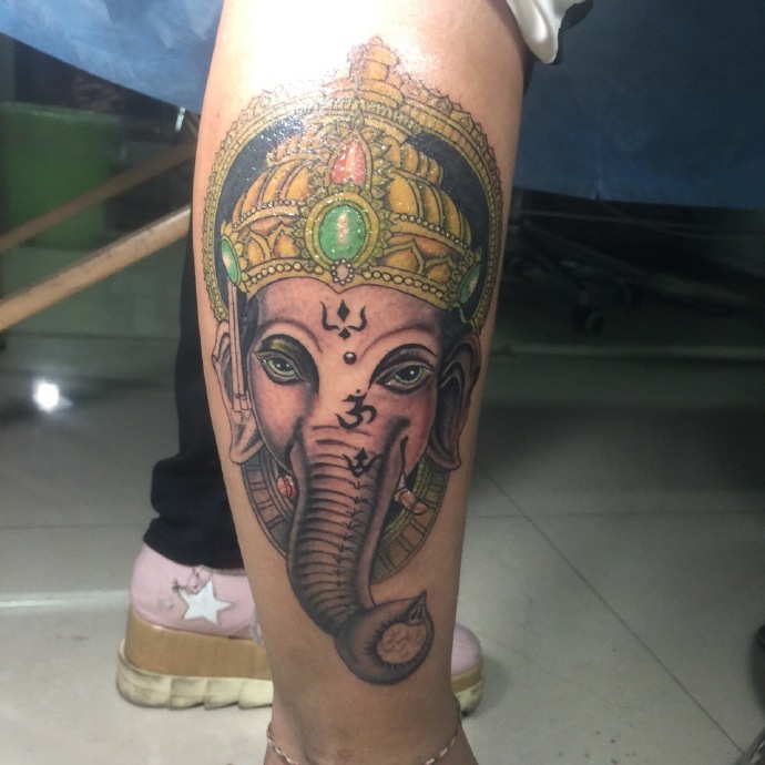 小腿外侧新传统彩色象神纹身图案