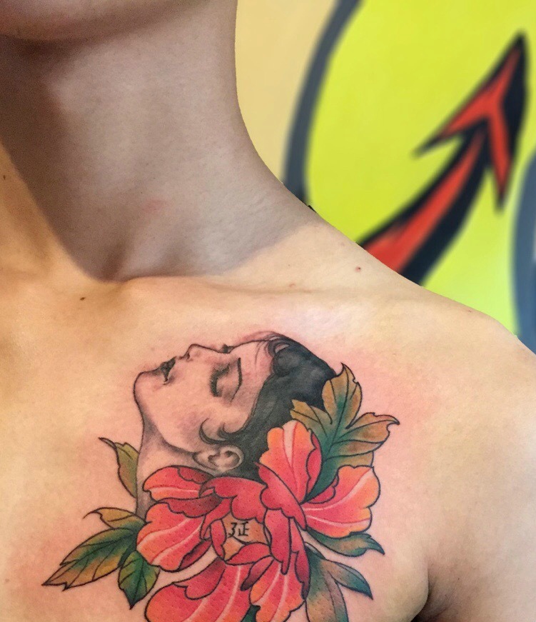 胸前妖艳的花朵与美女纹身图案