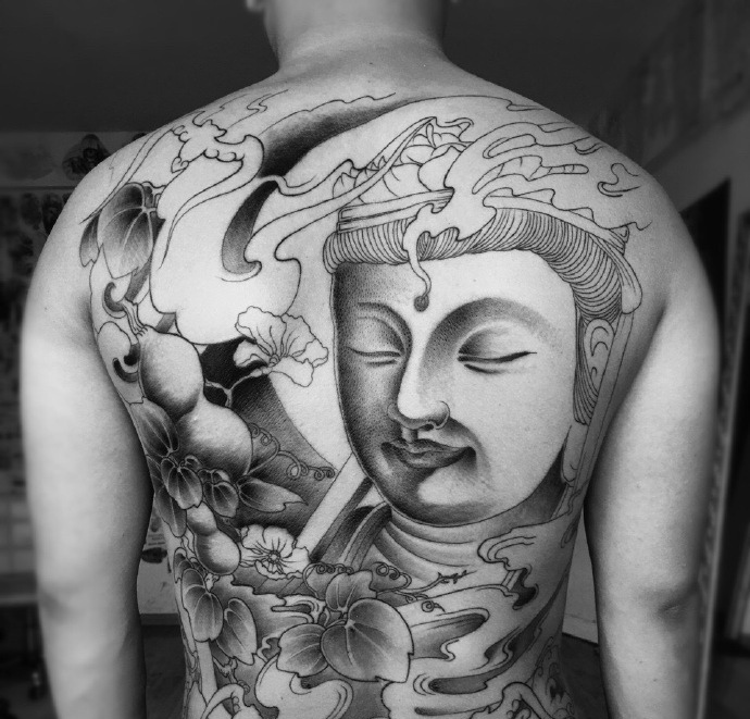 满背黑灰大佛祖纹身图案个性十足