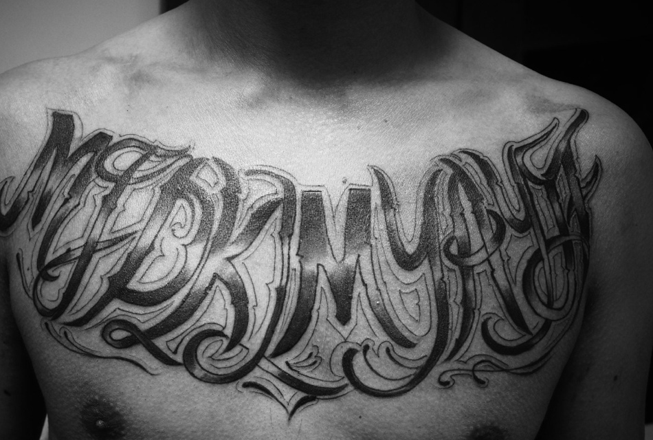 男士胸前霸气的大花体英文纹身图案