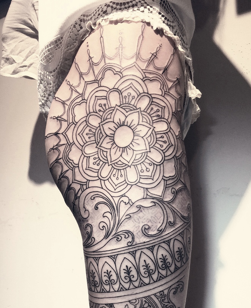 女生臀部上的性感梵花纹身图案