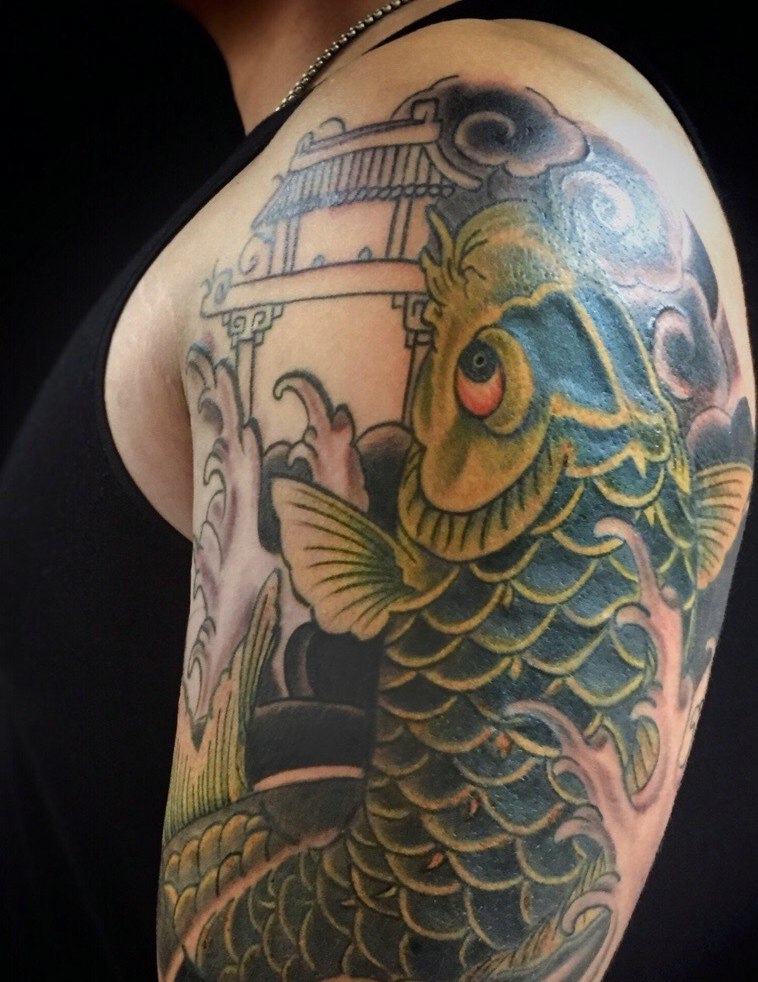 彩色大臂传统鲤鱼纹身图案