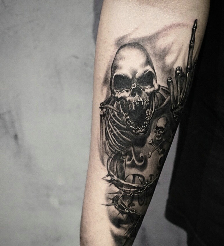 手臂可怕的骷髅纹身图案让人不敢靠近