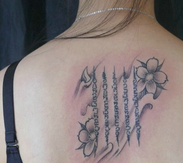 女生后背个性有条理的纹身图案