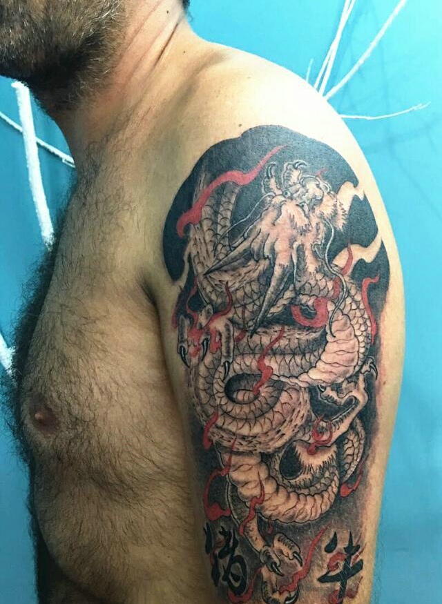 大臂老传统邪龙纹身图案魅力无限