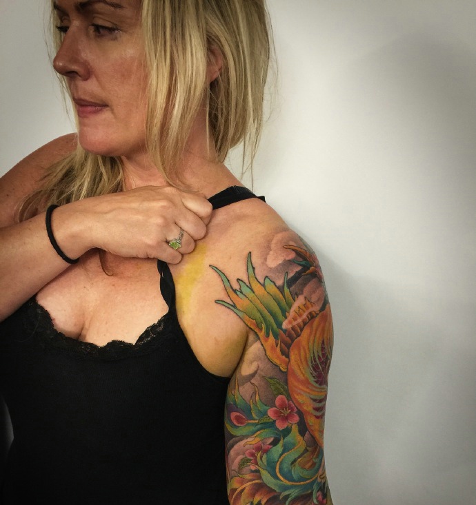 欧美女性花臂骄傲的凤凰纹身图案