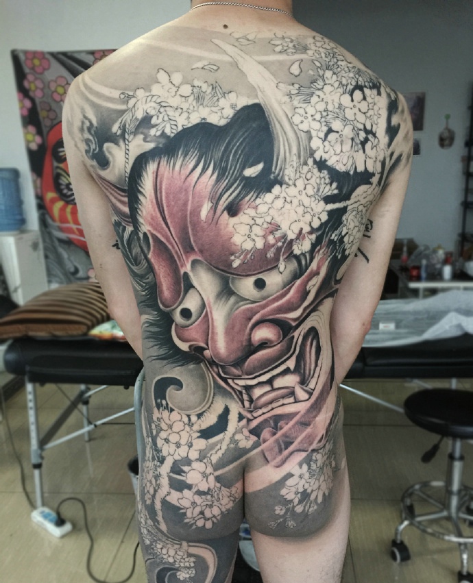 铺盖着整个背部的日式大般若纹身图案