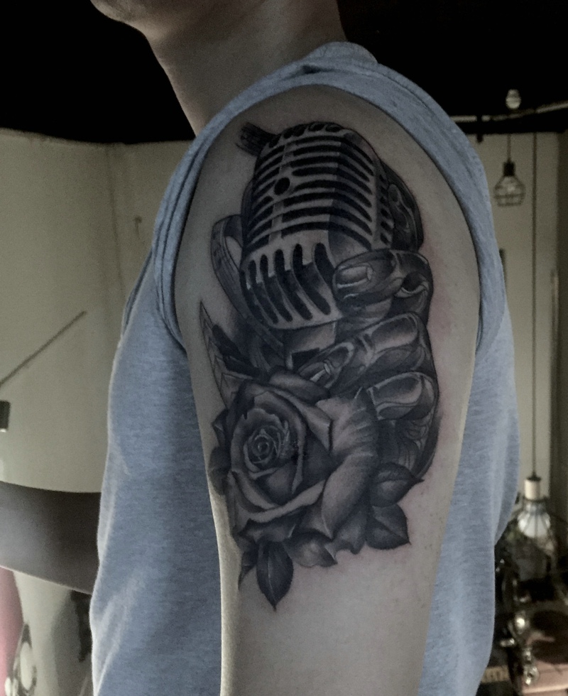 个性有趣的手臂黑灰玫瑰纹身图案