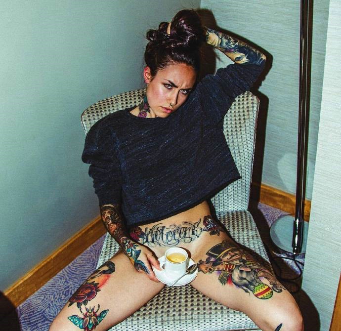 一组高颜值美女配着纹身图案美爆了