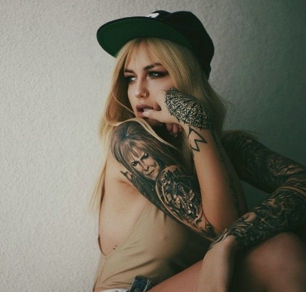 一组高颜值美女配着纹身图案美爆了