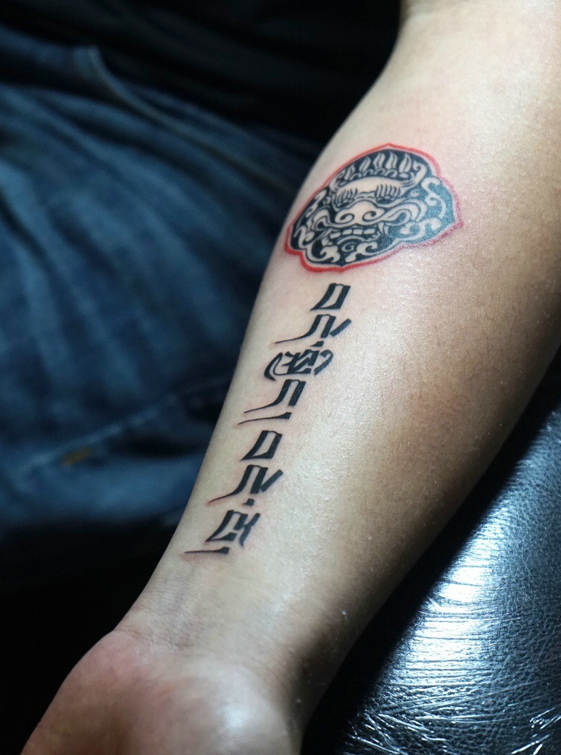 手腕上的简单梵文纹身图案