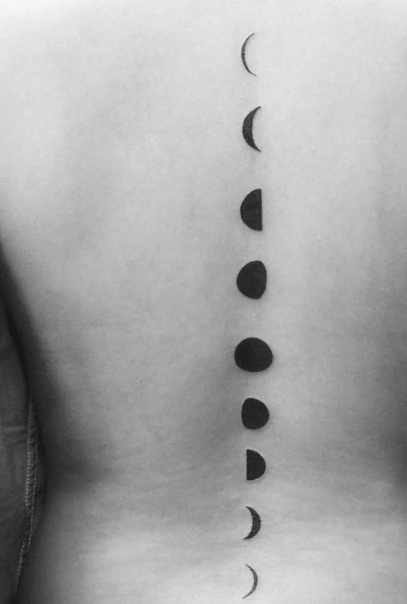 个性独特的脊椎部点状型纹身图案