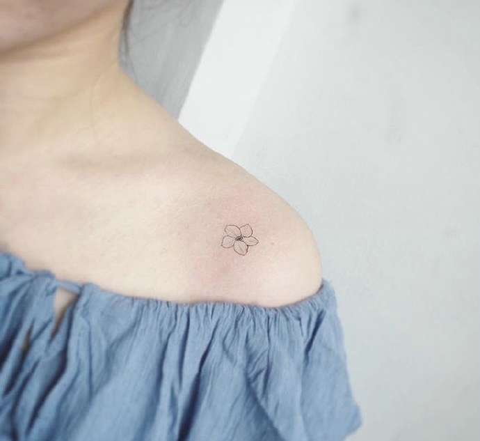 胸口的小清新纹身图案性感魅力