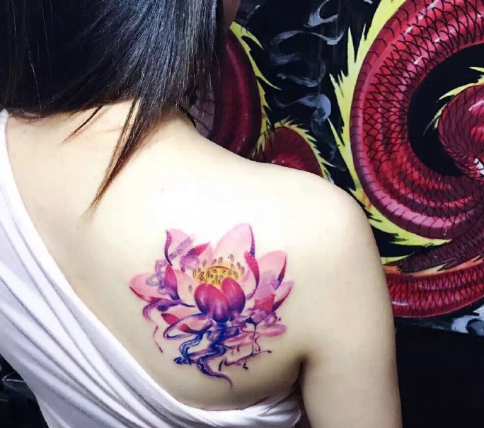 个性女孩的后背彩色莲花纹身图案