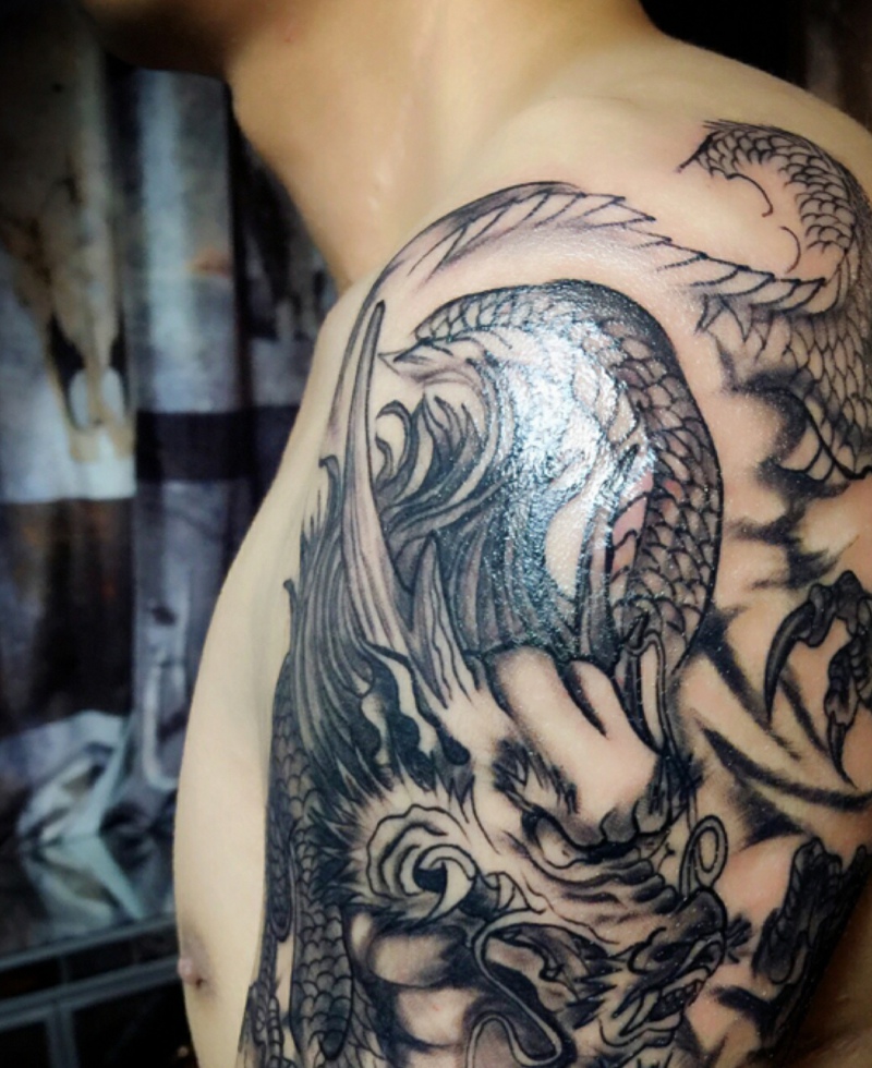 大臂传统经典黑白邪龙纹身图案