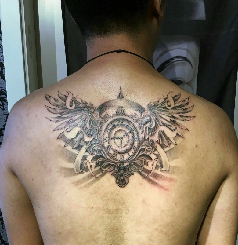 后背带着翅膀的指南针纹身图案