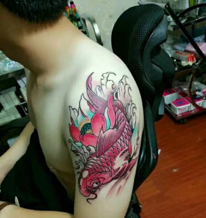 大臂鲜艳无比的红鲤鱼纹身图案