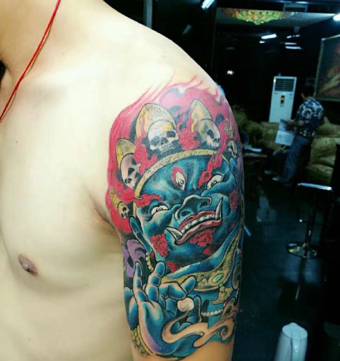 大臂经典十足的彩色图腾纹身图案