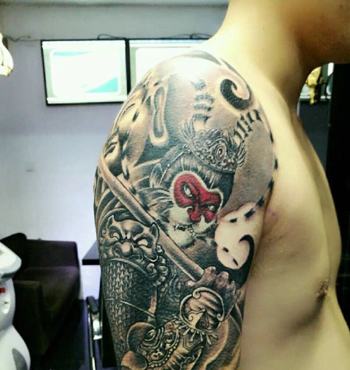 花臂个性嚣张的齐天大圣纹身图案