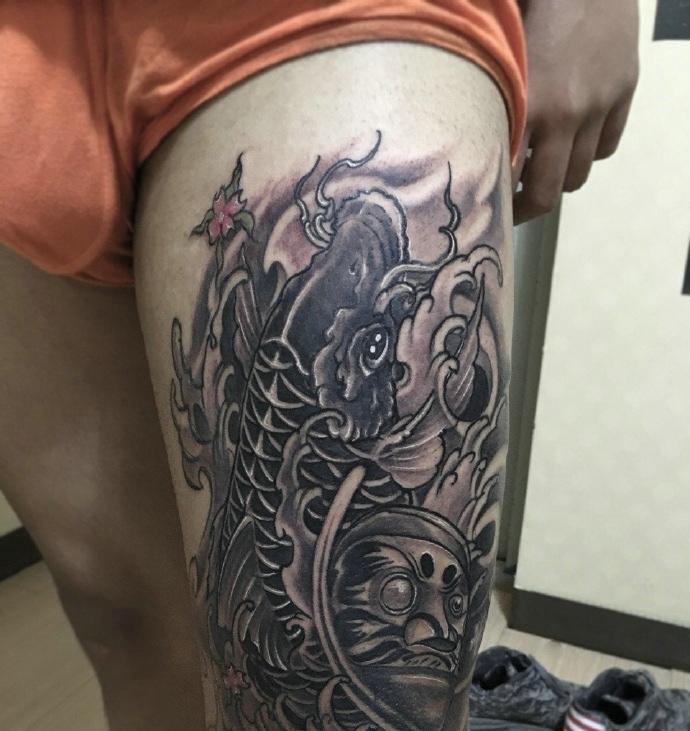 大腿外侧黑灰鲤鱼纹身图案