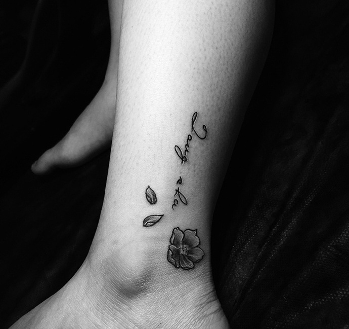 裸脚外侧小清新英文纹身图案