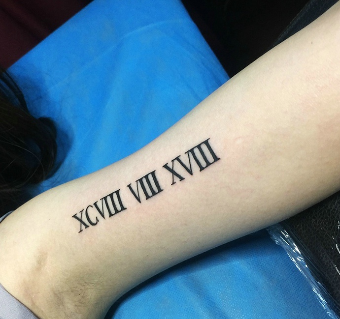 隐藏在手臂内侧的罗马单词纹身图案