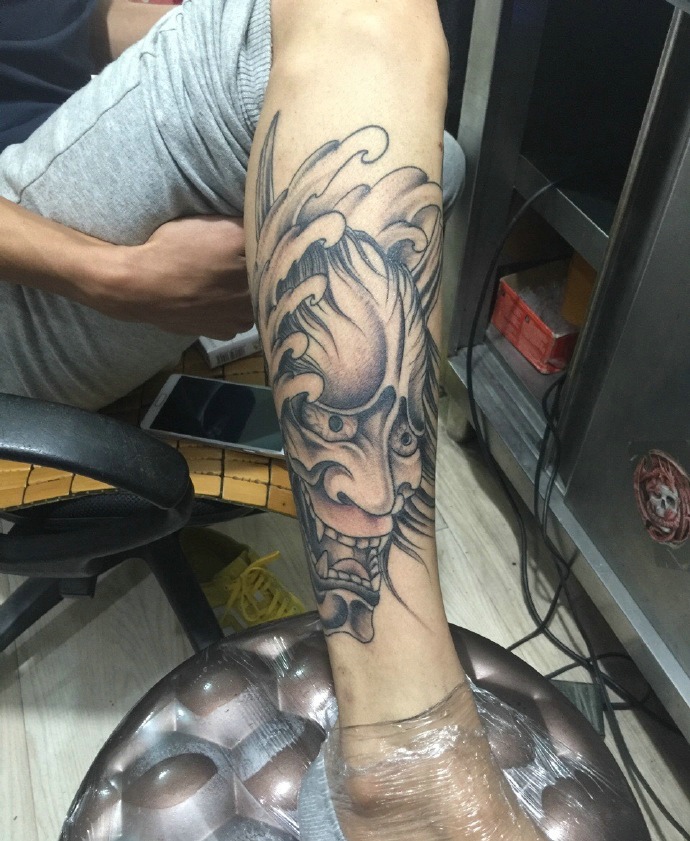 小腿处的经典帅气的小般若纹身图案