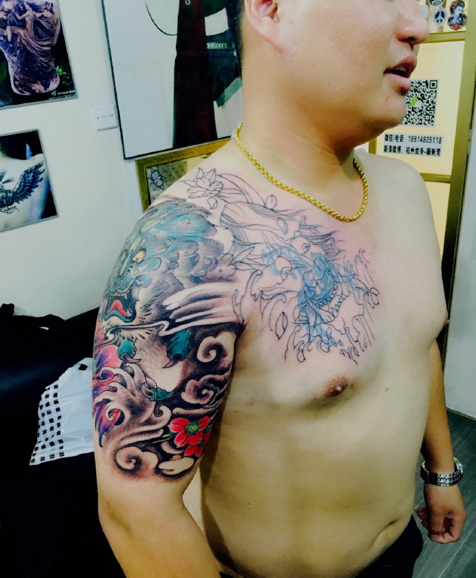 颜色艳丽的彩色半甲般若纹身图案