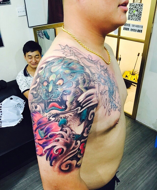 颜色艳丽的彩色半甲般若纹身图案